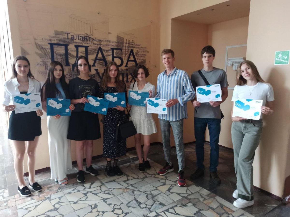 Вручення сертифікатів студентам за курсом Revit від компанії Origin!